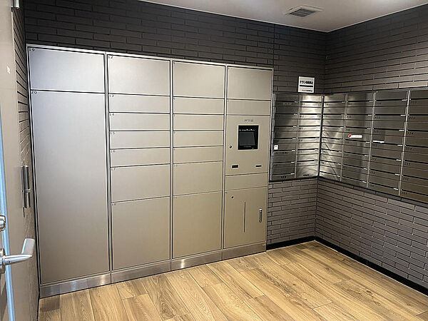 不在時の荷物受け取りに便利な宅配ボックスを完備。シックなデザインでまとめられたメールコーナーなど、日々の暮らしを支える機能が整っています。