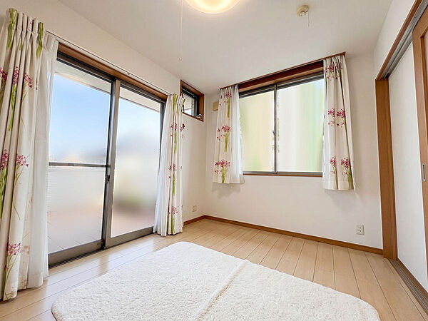 2面採光で風通りも良好なお部屋。