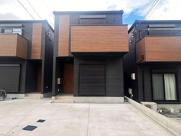 落ち着いた色合いの外観が印象的な住宅。近隣の建物と調和するデザインで、シンプルかつ洗練された美しい外観です。日当たりが良好な位置に建てられています。
