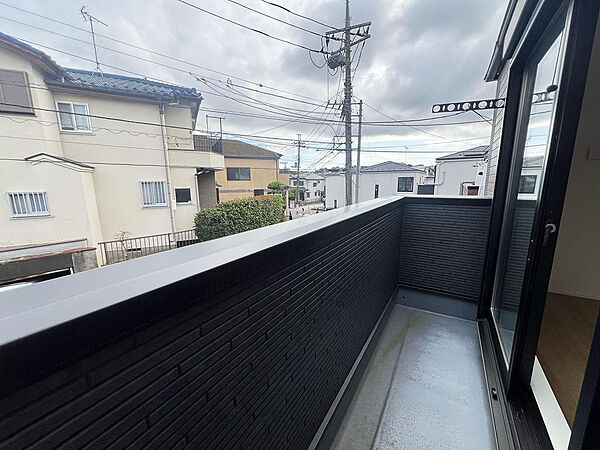 洗濯物がしっかり干せるゆとりあるバルコニー。周辺は落ち着いた閑静な住宅街です。