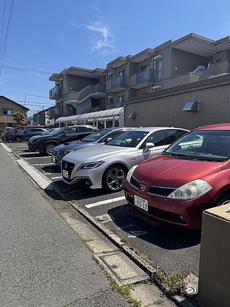 お車を所有している方に嬉しい、出し入れがスムーズな平置きの敷地内駐車場。