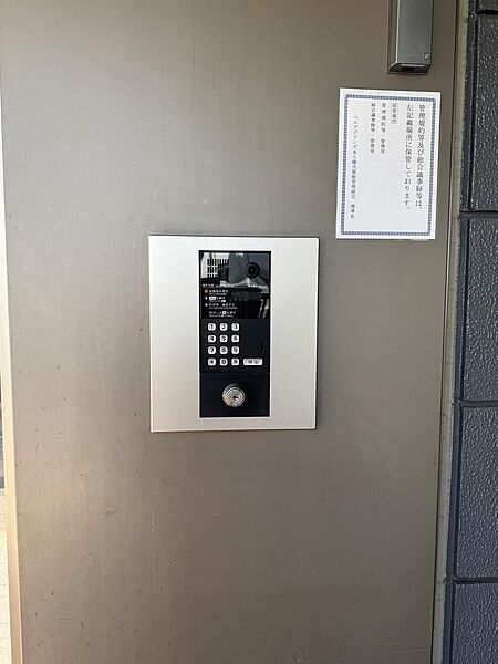防犯カメラ付きオートロックシステム。来訪者を確認できて一人暮らしも安心。