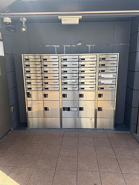 不在時の荷物受け取りに便利な宅配ボックスと、ダイヤル式メールボックス。
