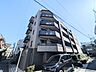 外観：2021年築、洗練されたモダンな外観デザイン。植栽の緑が彩りを添えます。