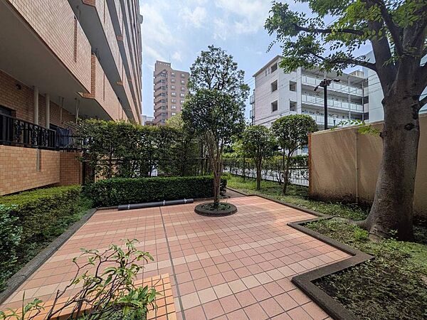 【緑豊かで手入れの行き届いた敷地内中庭】敷地内には豊かな植栽に囲まれた中庭スペースを配置。マンション内で四季の移ろいを感じられる、落ち着いた空間が広がっています。