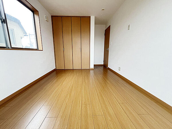 落ち着いた色合いのフローリングが広がる主寝室です。大容量の収納付きで、お部屋をすっきりと使えます。