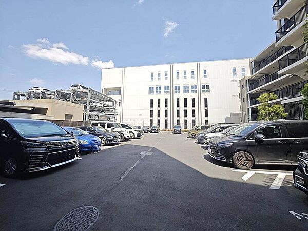 敷地内には、ハイルーフ車も駐車可能なゆとりある駐車場を完備