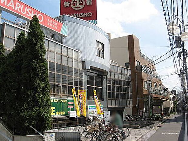 都内に複数の店舗が点在する大型チェーンスーパー。コンパクトな店舗ながらも豊富な品揃えで、営業時間も9時30分〜24時00分と忙しい方も安心してご利用できます。