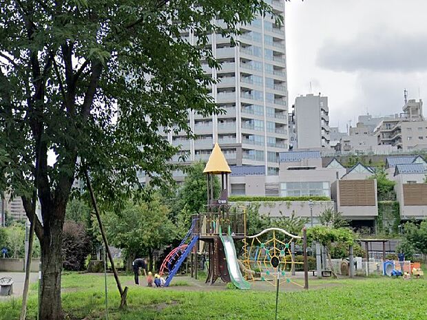 公園にはシンボルの桜の木や水の流れ、遊具や芝生の広場など、くつろげる憩いの場が用意されています。