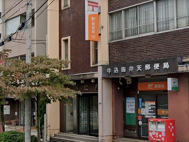 日本全国の地域に根差した約2万4千の郵便局ネットワーク。暮らしを支える様々なサービスがそろっています。