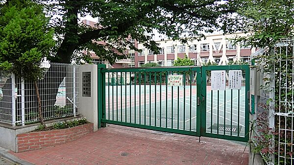 子供たちのつながりや地域との関わりが活発。地域のお店などから家庭科の出張授業などがありプロの仕事を身近に見ることができます。