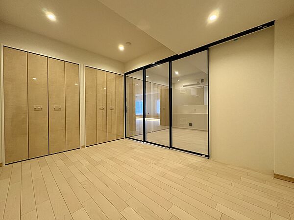 大容量のクローゼットも完備しており、主寝室や書斎にも最適です