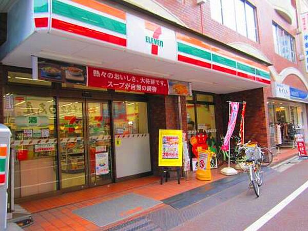 デザートなどのオリジナル商品が人気のコンビニ。24時間営業で生活用品から食材、お弁当となんでも揃います。