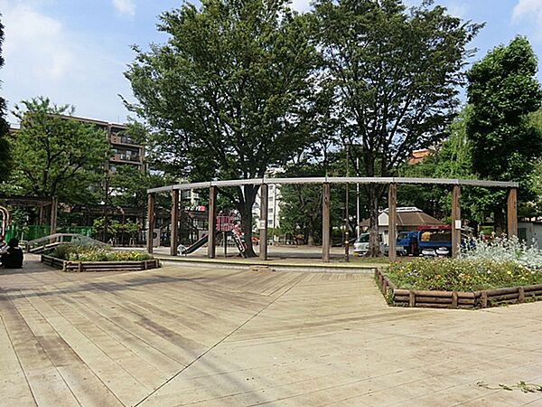 中央に平らな広場があり、周りには遊具や砂場などが整備されています。園内は緑豊かで、ケヤキや、シダレヤナギなど大きな樹木も多くあります。