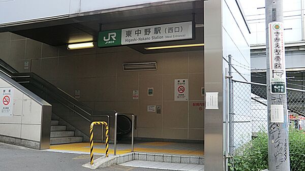 駅改札口を出るとすぐ目の前にショッピングセンターがあり、帰りに買い物ができて便利です。