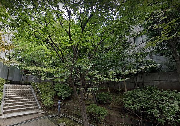細い一本道沿いに植栽とベンチが設置されていて都会のオアシスのような存在となっています。