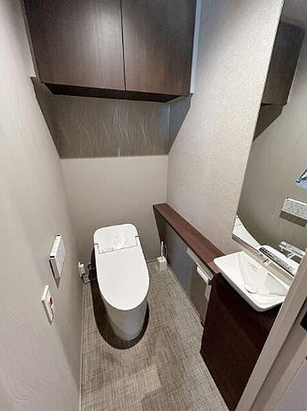 見た目もスッキリなタンクレストイレ。専用手洗い台もついて衛生面もばっちり