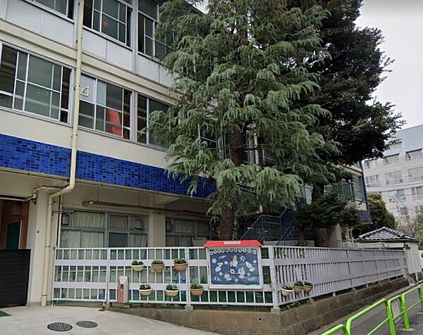 小学校併設の幼稚園ならではの幼少連携が盛んな幼稚園です。3～5歳児に保育を通じて必要な教育を行っています。