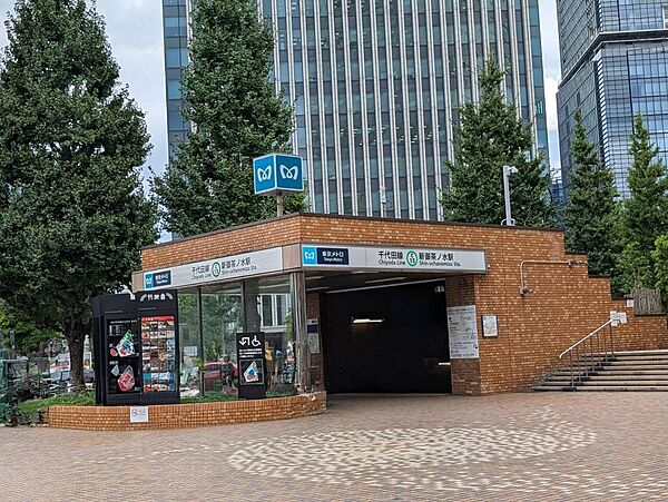 東京メトロ千代田線の乗り入れている駅で都心部へのアクセス良好。都営新宿線小川町駅との連絡もあり乗り換えに便利です。