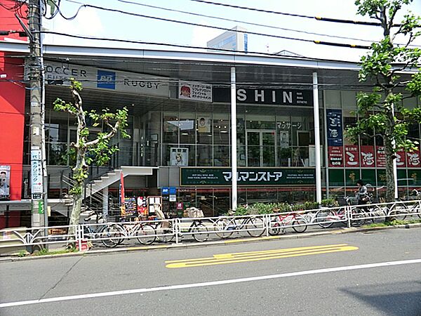 野菜だけでなく魚やお肉などの品揃えも豊富。価格も高すぎず、日常的に利用できるスーパーです。