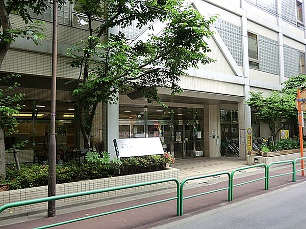 新しい建物でプールも環境も良好。階下に区立図書館がありお年寄の施設もあるので情操教育には最適です。