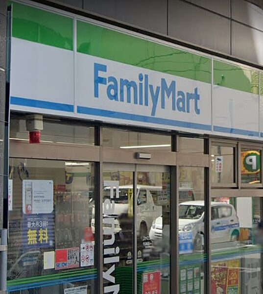 店内は明るく買い物がしやすいコンビニで、イートインスペースが5席あります。