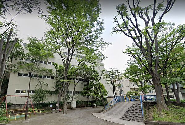 緑豊かな休息地となっています。大きなすべり台やブランコ、カラフルなパーゴラがあります。
