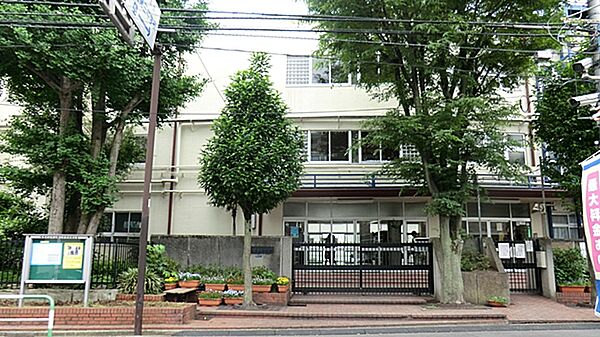 校庭が新宿区で一番広く部活動が盛んです。野球部は実績があります。