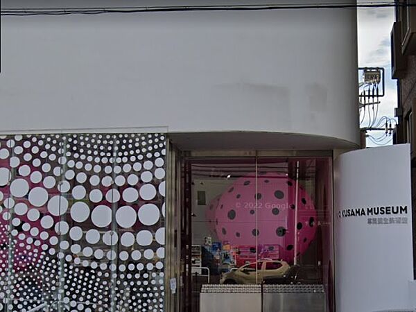 前衛芸術家・草間彌生本人が設立した個人美術館は、東京都新宿区弁天町に2017年10月1日に開館しました。