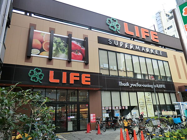 店内は広く、生鮮フロアと生活用品雑貨フロアの2フロア構成のため品揃えは豊富。駐車場が12台分あります。