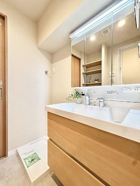 ワイドなつくりの洗面化粧台は収納も豊富♪ご家族並んでの朝の身支度も快適です
