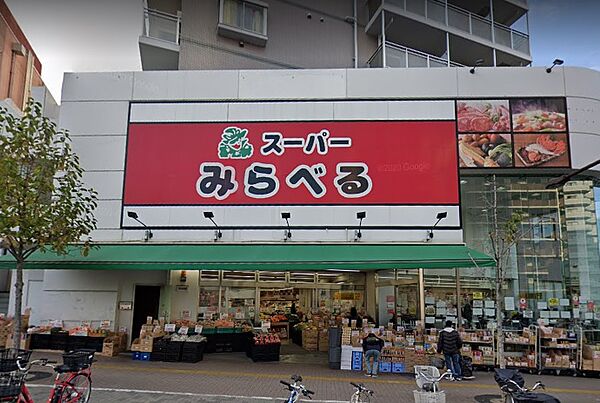 品揃えが豊富で安く、活気のあるスーパー。他では見られない珍しい商品が並ぶこともあります。