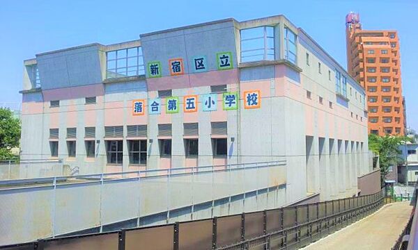 プールは屋上に設置されており、温水シャワーを備え、最新の浄化装置で管理されています。