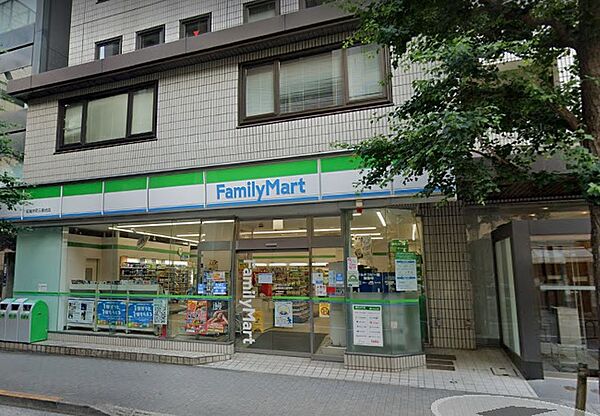 24時間営業で、ちょっとした買い物やATMの利用など、すぐに行ける距離にあるのはとても便利です。