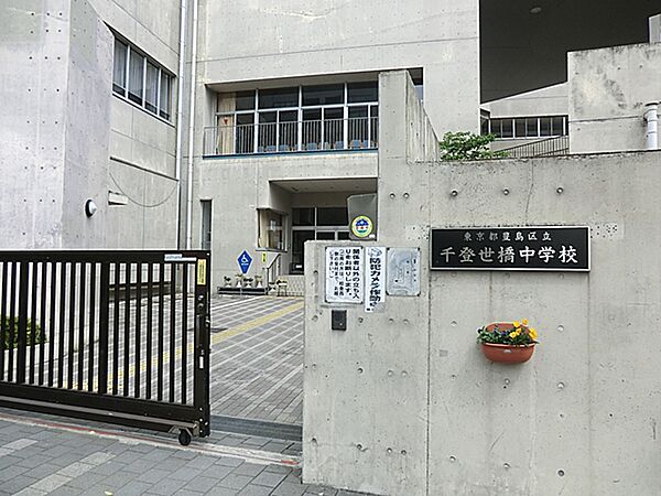 都会的で洗練された校舎。整った設備と落ち着いた環境で学べます。