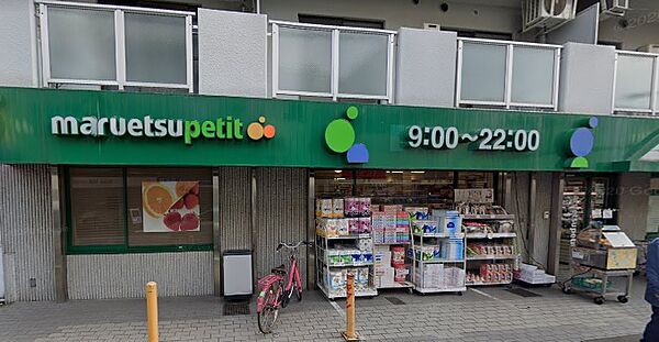 野菜、肉や魚の生鮮品も揃った便利なスーパー。コンパクトなお店なので必要な物を短時間で買え、時間がない時でも安心です。
