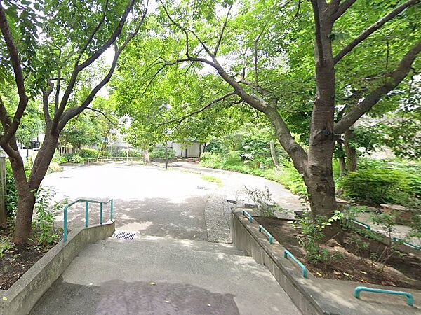 遊具はブランコが設置されています。緑が多く日陰があるので、夏場はスツールに座り、涼むことができます。