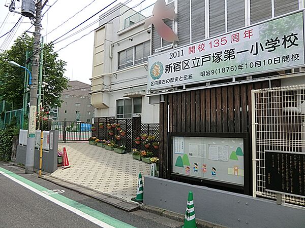 新宿区でも歴史があり、活気に溢れたまとまりのある学校です。クラスの人数は30人あまりと多過ぎず、先生の目が行き届いています。学習環境については、少しずつ電子化が進んでいます。