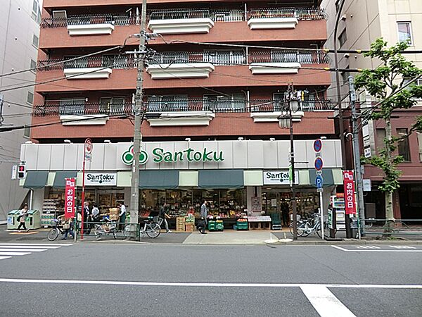 品数は豊富で惣菜やお弁当も充実しているスーパー。自社農場があり採れたて野菜に出会えることもあります。