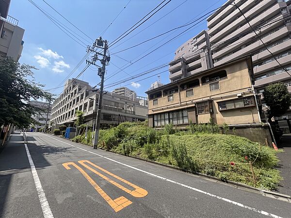 前面道路幅員は約6.8ｍ。綺麗に舗装されており、お車の通行や駐車もスムーズに行うことができます。