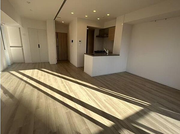 開放感と採光性を兼ね備えた上質なリビング