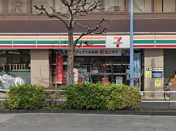 デザートなどのオリジナル商品が人気のコンビニ。24時間営業で生活用品から食材、お弁当となんでも揃います。