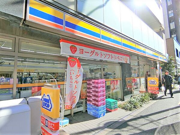 手作り総菜やおにぎり、一風変わったホットスナック、カフェメニューなどが豊富！