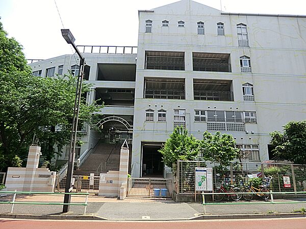 地域とともに歩む・地域協働学校。カリナという楽器を4年生から演奏します。コカリナは国立競技場を建て替える際に切られた木を使って作られた木製の楽器です。