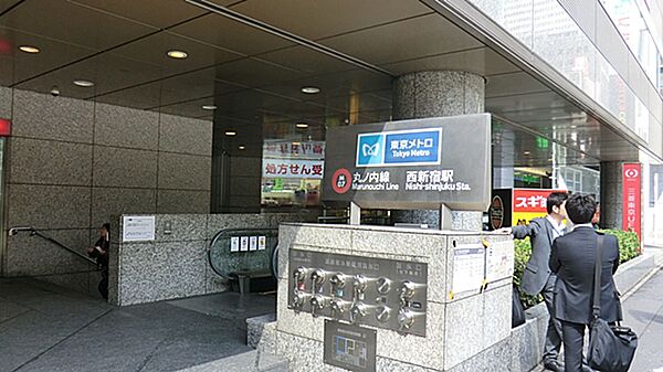 オフィスビルが立ち並ぶビジネス街ですが大通りから一本入ると、意外とマンションや戸建ても建ち並んでいます。新宿駅まで1駅、約2分。池袋駅まで約12分。
