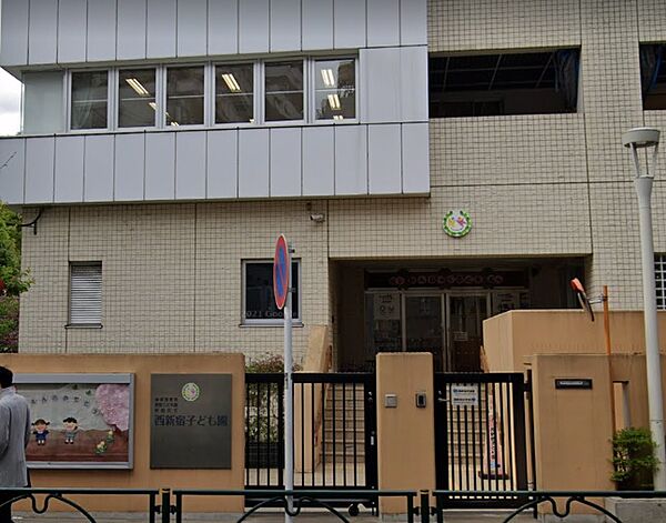 西新宿子ども園には、季節のお花がたくさん咲いています。隣接した天然芝の広場や校庭では、トンボを捕まえることもできます。