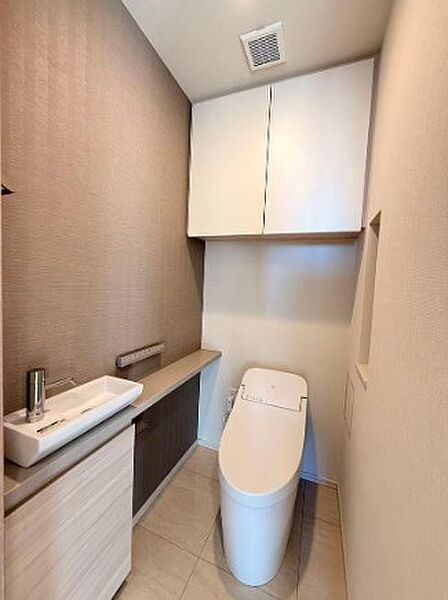 空間をすっきりと魅せるタンクレストイレ。専用手洗い台付です