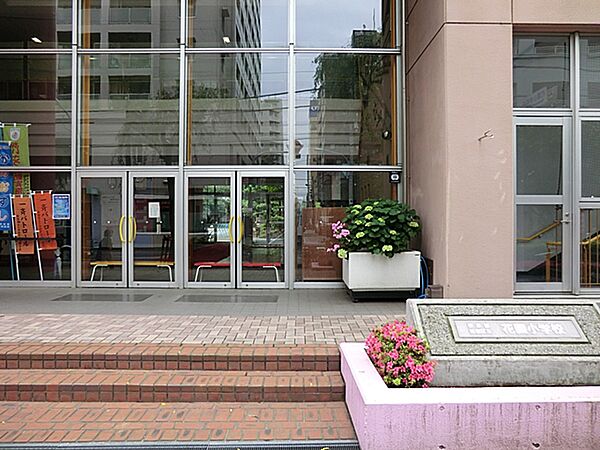 ふだん子供たちで賑やかな校庭。都心の小学校ですが校庭は広めです。隣に公園があり遊べるようになってます。