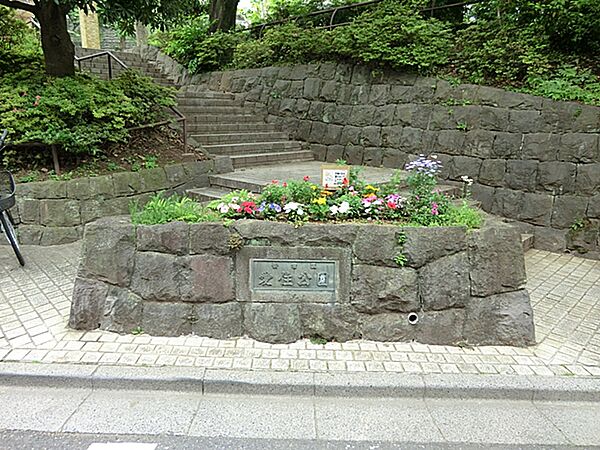 自然がいっぱいで手入れが行き届いている公園です。大きな滑り台が2台あり、思い切り楽しめます。