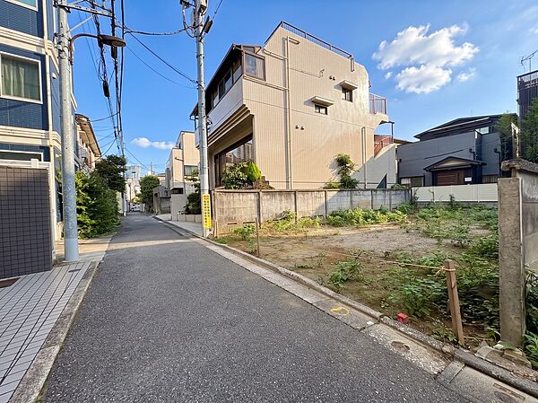前面道路はすっきり舗装され、小さなお子様のお散歩も安心の住環境。